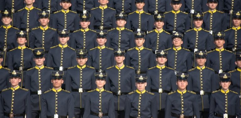 Εκδόθηκε η προκήρυξη για την εισαγωγή στις στρατιωτικές σχολές με πανελλαδικές εξετάσεις